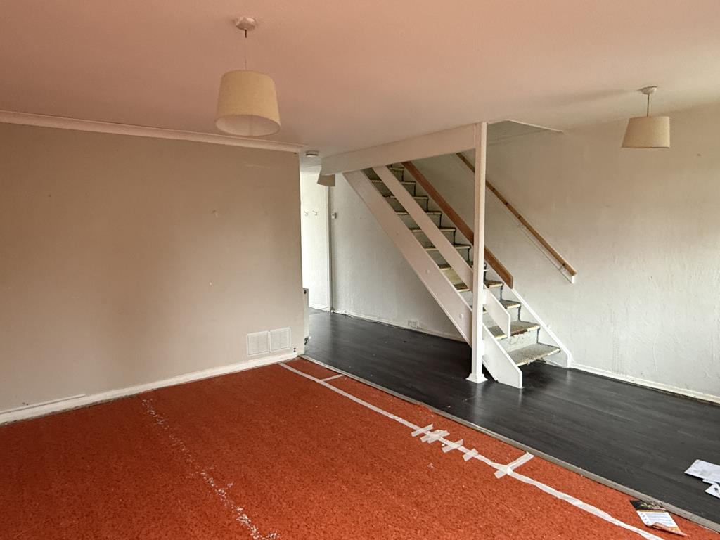 Lot: 65 - HOUSE IN NEED OF IMPROVEMENT - Living Room in House in Need of Improvement